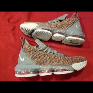 NIKE Men’s LeBron’s 16.